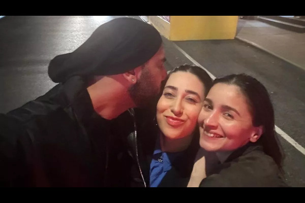 Karisma Kapoor was seen having fun on the streets of New York with her brother and sister-in-law, see picture - Daily Timess