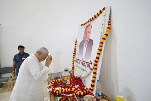 Bihar ke mukhymantri Nitish Kumar Mulayam Singh Yadav ko shradhanjali dene pahunche - Daily Timess